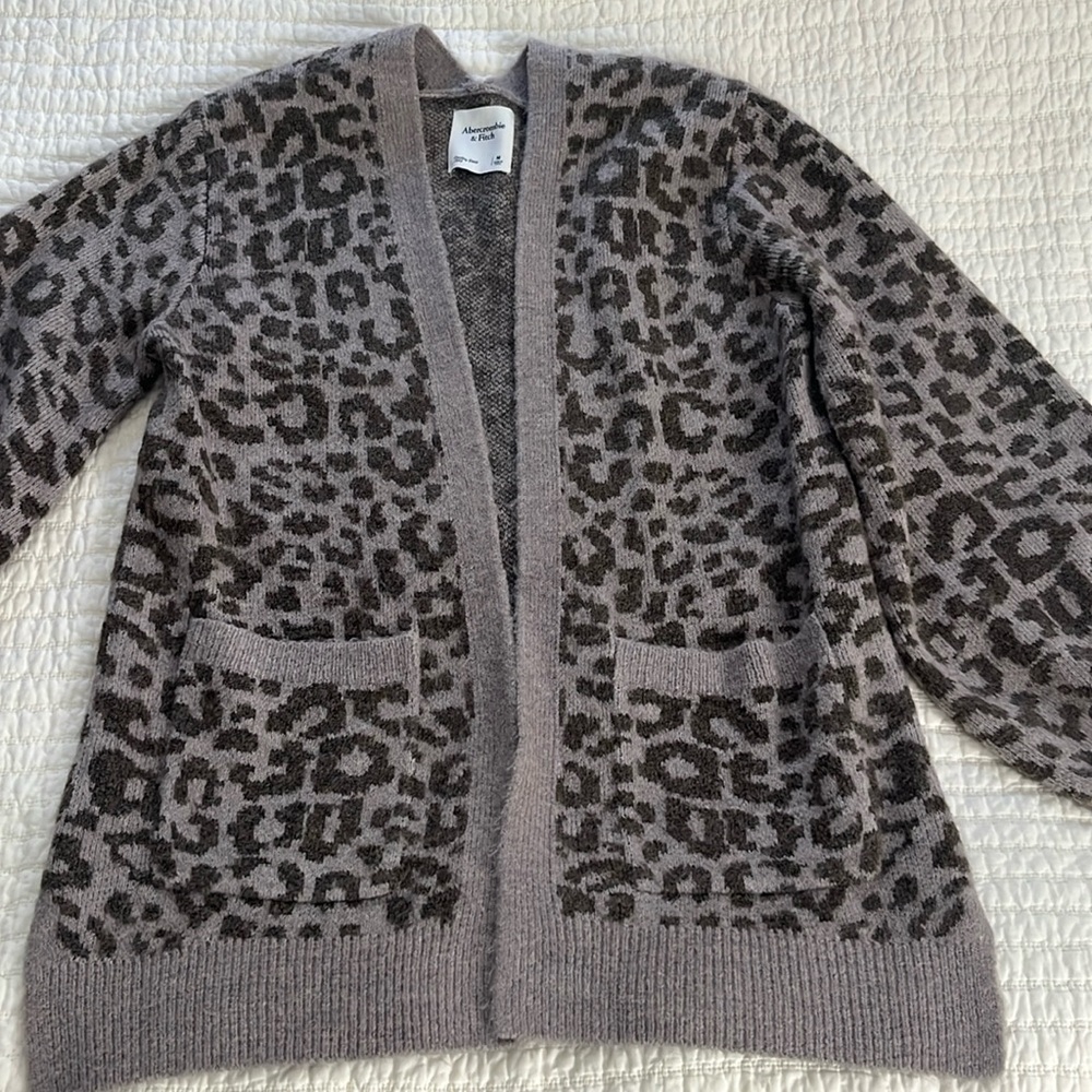 Abercrombie & Fitch Sweater - size M